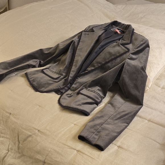 Sophisticated Gray Cropped Blazer with Tailored Silhouette - Picture 5 of 13